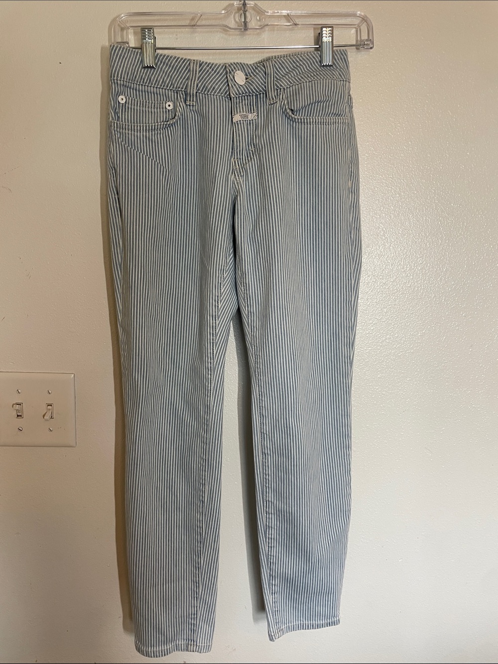 Closed Women's Blue and White Pinstripe Cropped Pants